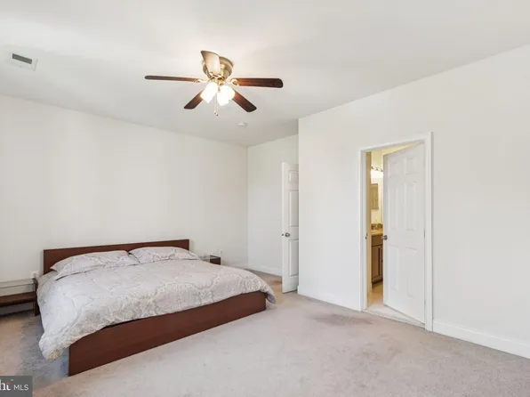 105 Commodore Ct, Philadelphia, PA 19146