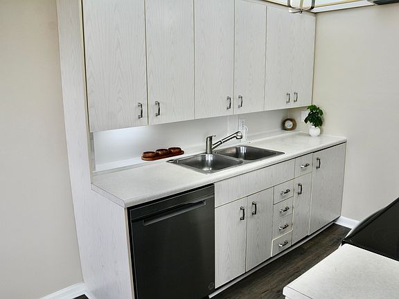 4th image of 4070 Exeter Dr #D
