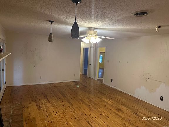 3rd image of 2710 Camelot Dr