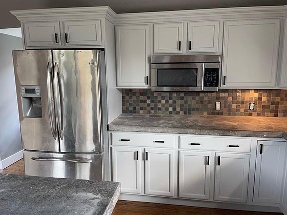 Stainless appliances and under cabinet lighting