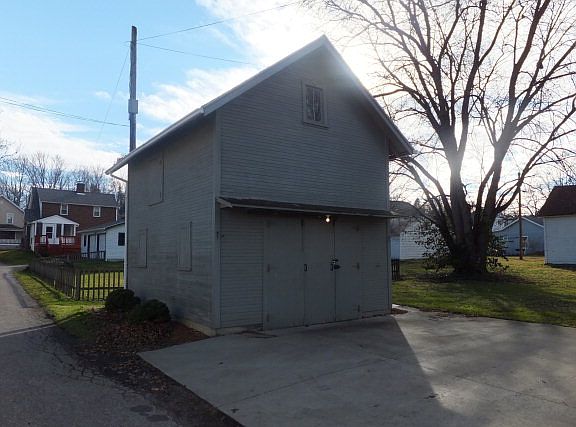 3rd image of 435 E Walnut St