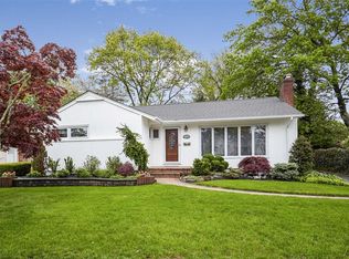 609 Garden Ln, East Meadow, NY