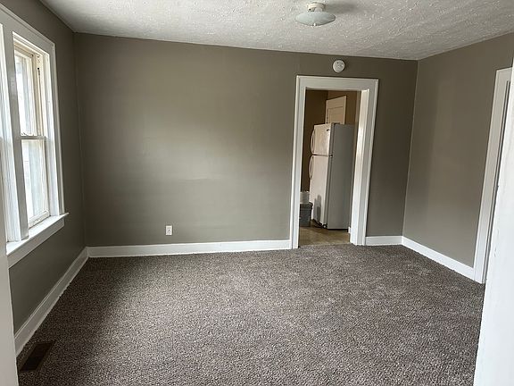 5th image of 103 S Willow Ave