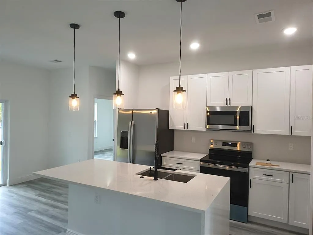 4 bed, 3.0 bath, 1952 sqft, $2,500 — Photo 3