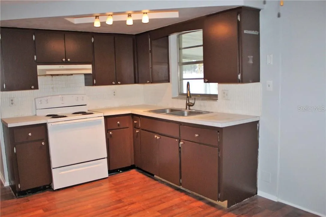3 bed, 1.0 bath, 936 sqft, $1,595 — Photo 3