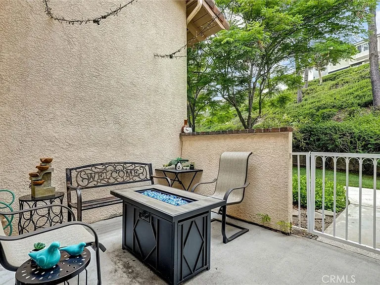 6 Nightingale Dr — Photo 3
