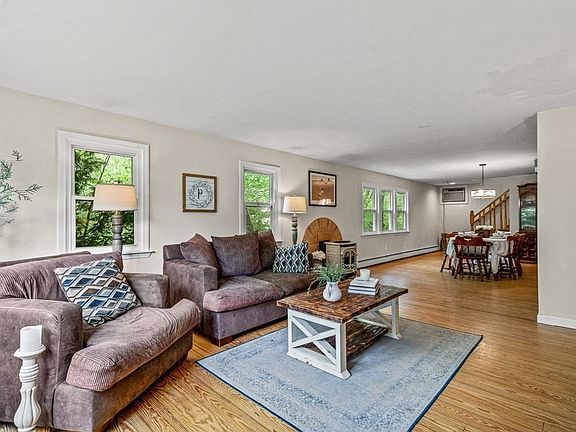 5th image of 544 Foster St