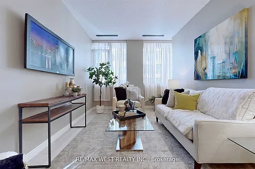555 Yonge St #604 Photo 1