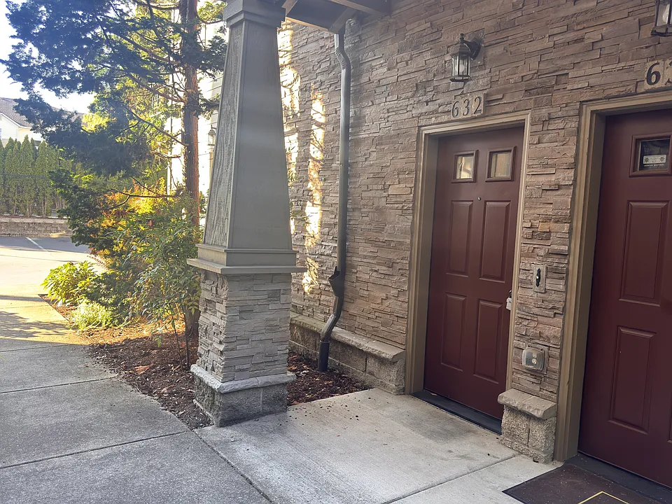 632 NW Roydon Ter