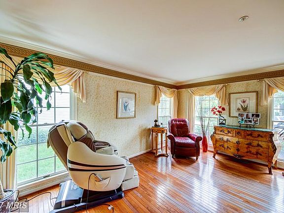 4th image of 46368 Esterbrook Cir