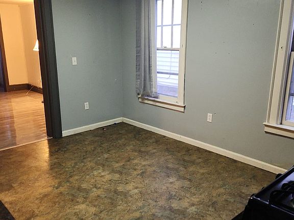 4th image of 2067 Broadway St Front 2