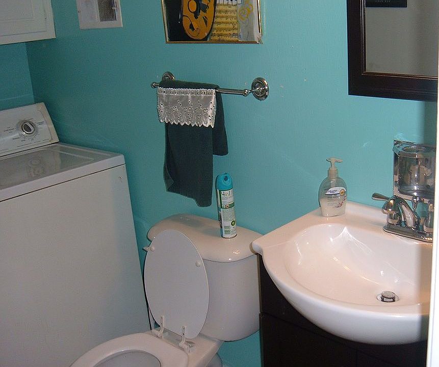 1/2 bath w/laundry