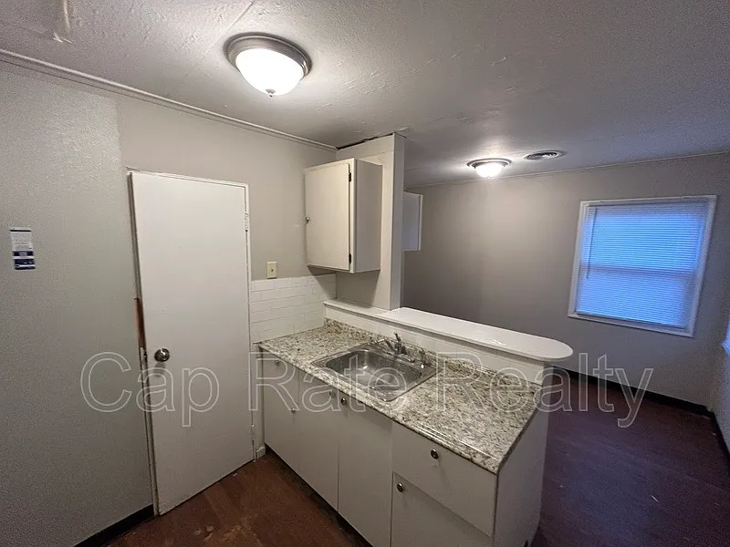 3 bed, 1.0 bath, 1200 sqft, $1,300 — Photo 4
