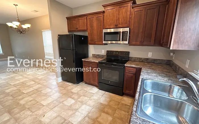 4 bed, 2.0 bath, 1882 sqft, $1,645 — Photo 2