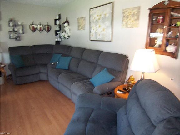 2nd image of 154 S Maple Dr