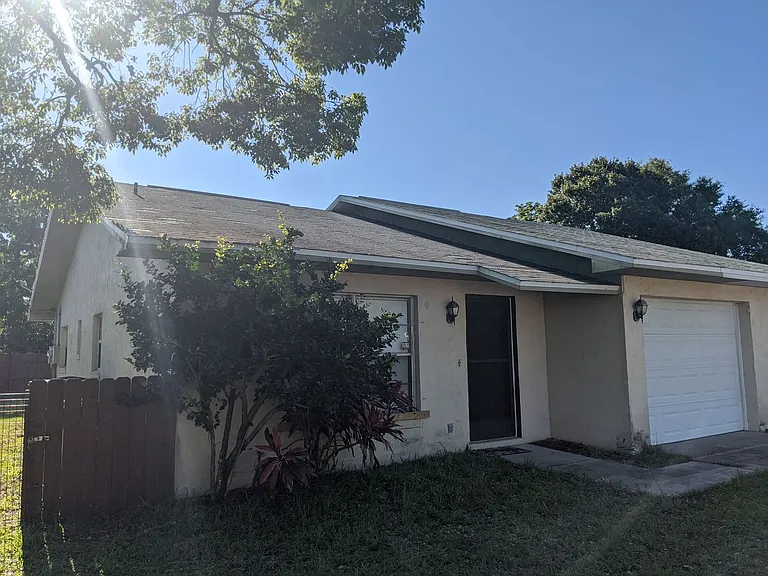 142 E Towne Pl — Photo 1