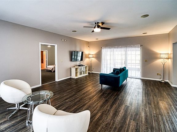 3rd image of 820 E Dawnwood Dr