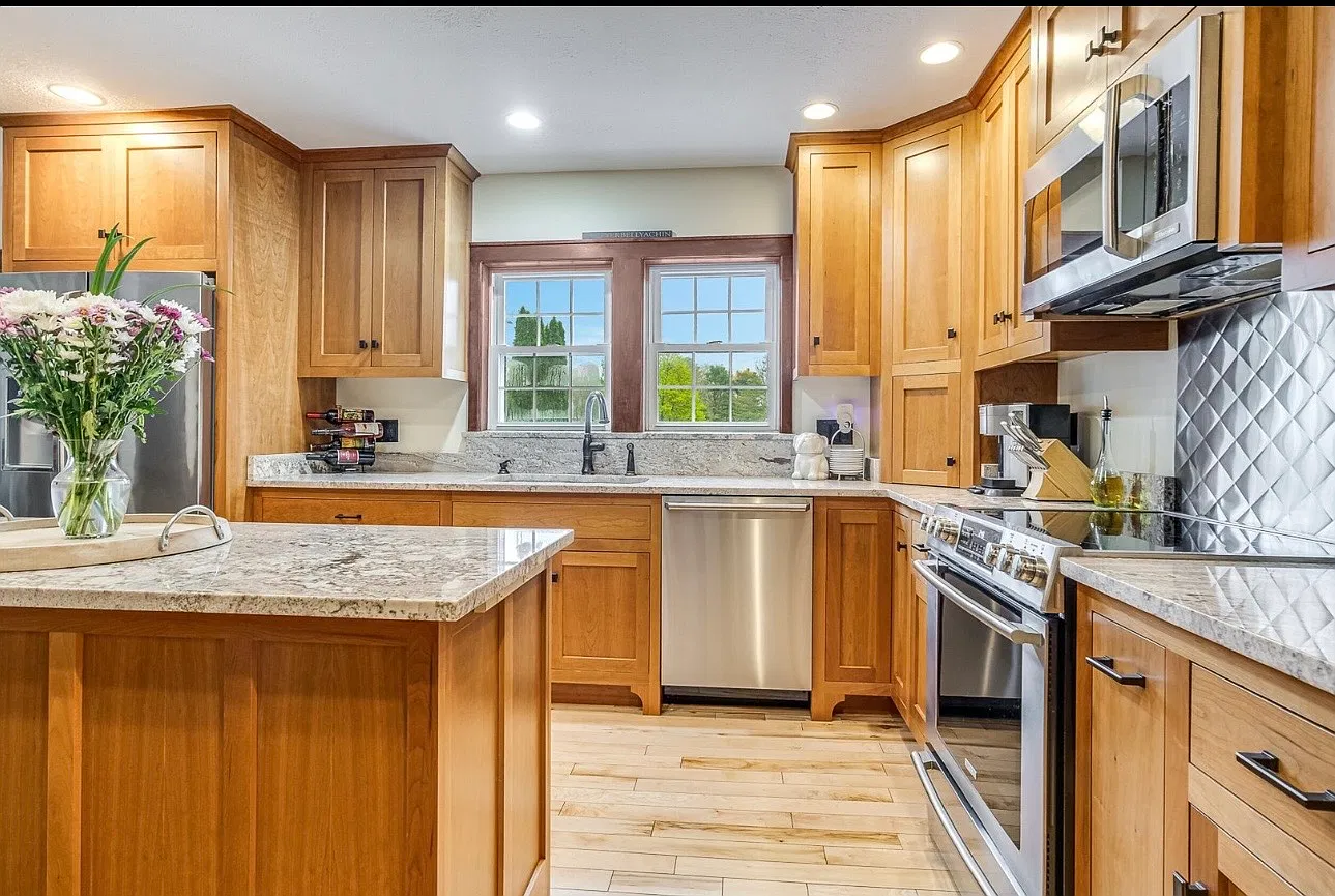 4 bed, 2.5 bath, 5000 sqft, $5,000 — Photo 3