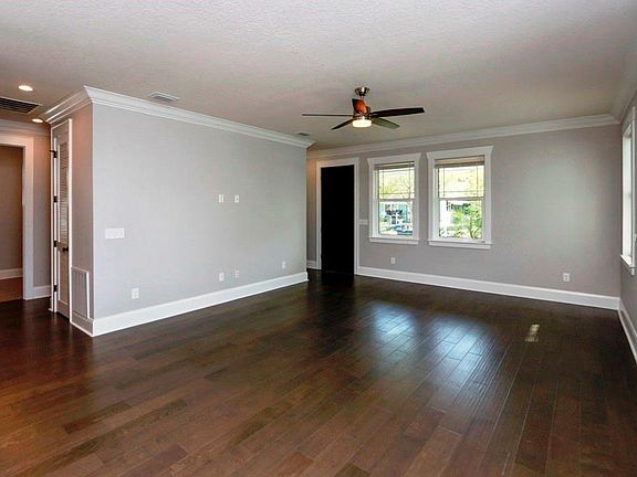 5th image of 109 W Curtis St