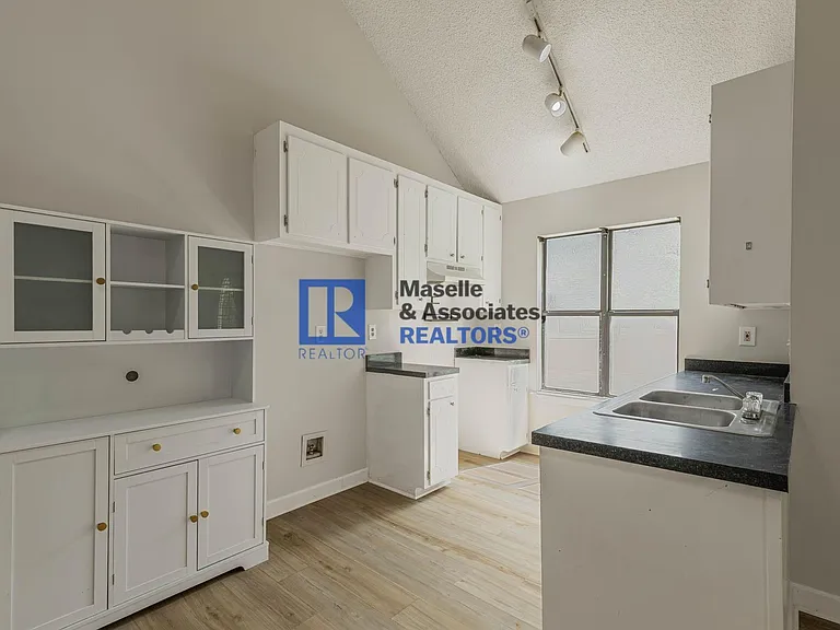520 Twin Pine Cv — Photo 12