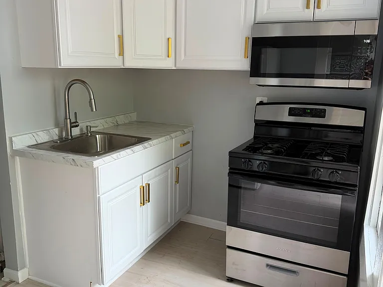 408-410 E Chicago Ct #1 — Photo 3