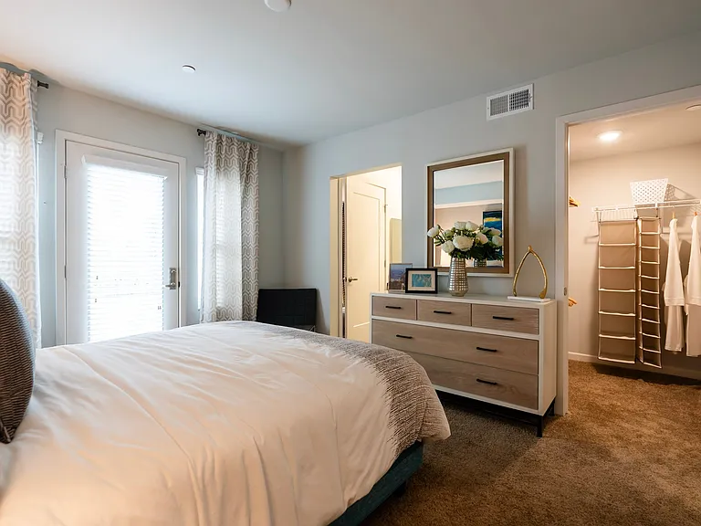 Dylan Point Loma Apartments — Photo 13