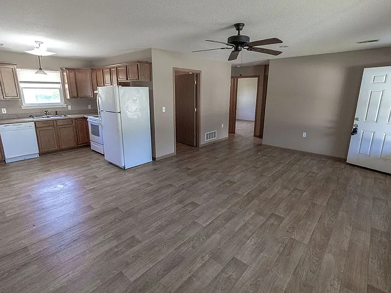 1544 Florence Dr — Photo 4