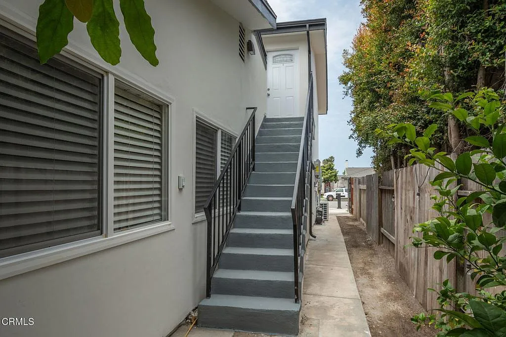 2 bed, 2.0 bath, 914 sqft, $3,075 — Photo 3