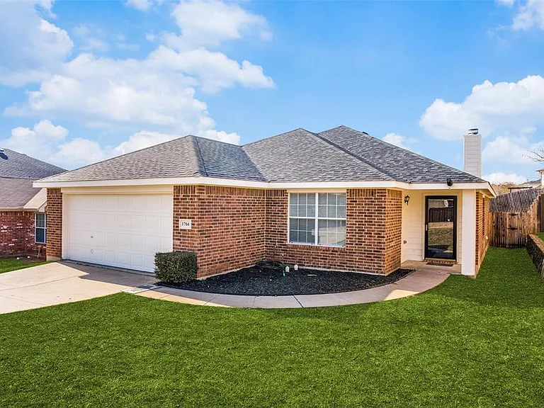 1704 Morrison Dr — Photo 1