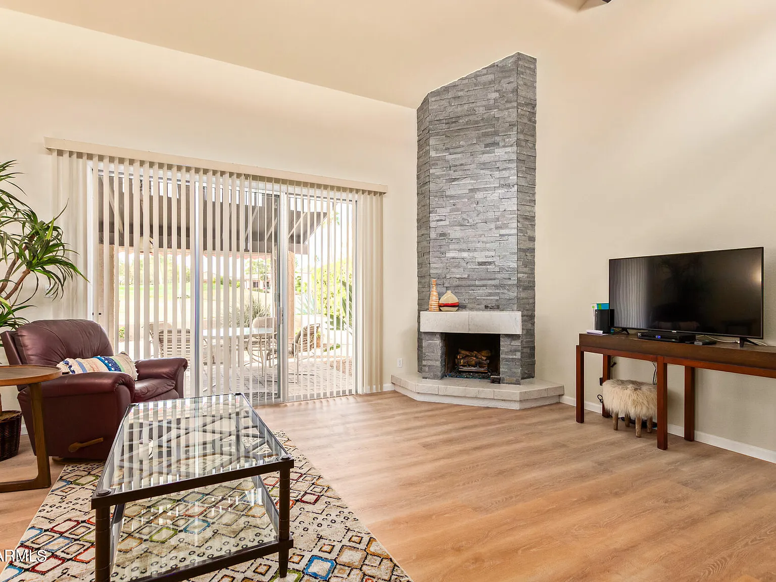 3 bed, 2.0 bath, 1359 sqft, $2,000 — Photo 3