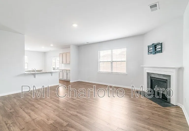8019 Rowling Dr — Photo 6