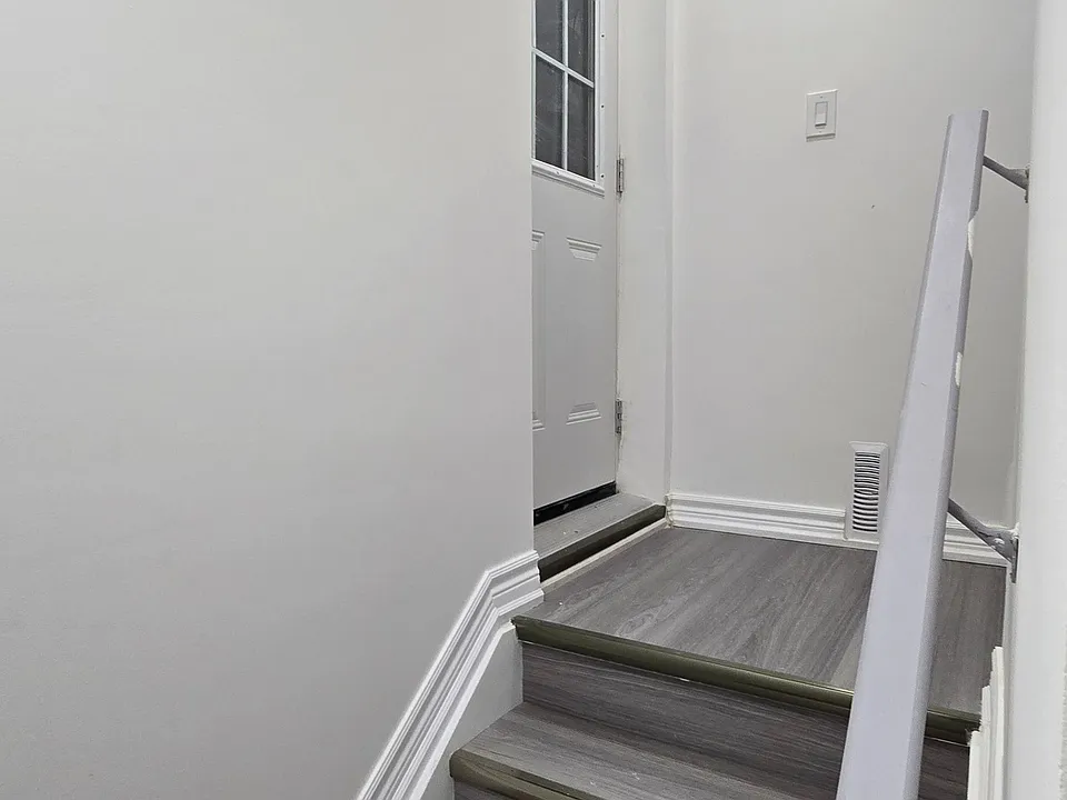36 Crombie St