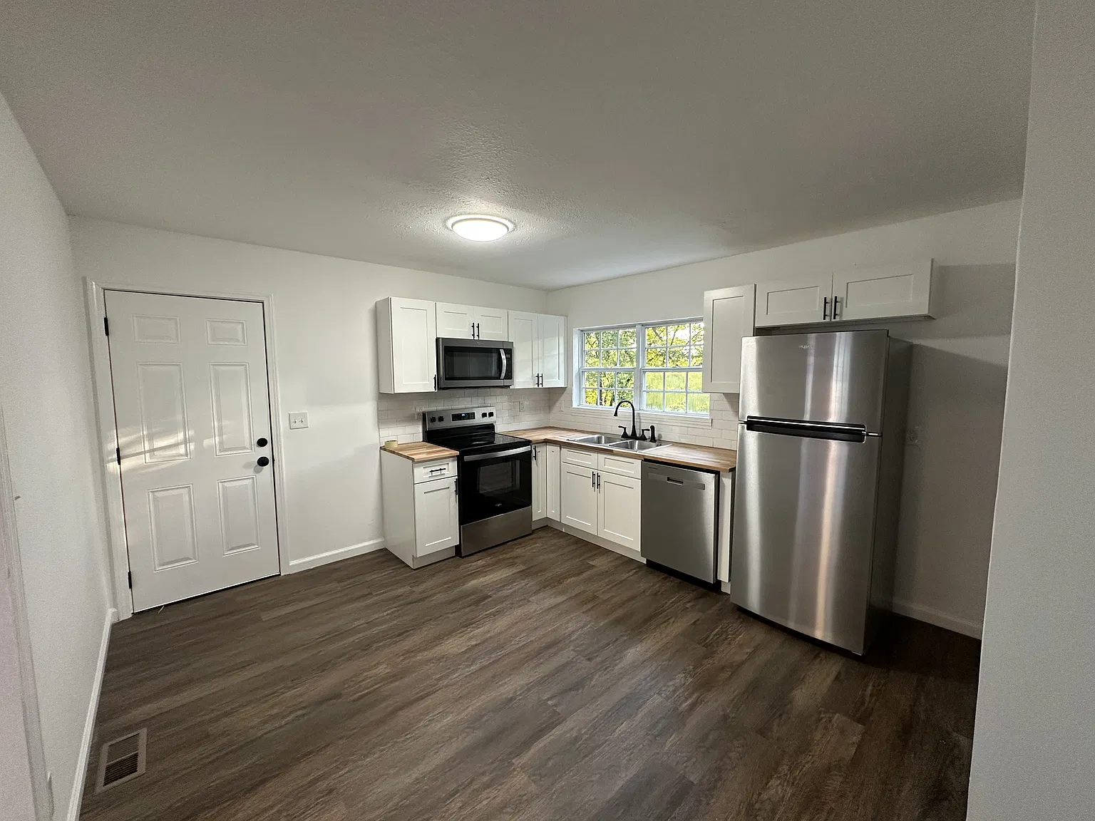2 bed, 832 sqft, $1,600 — Photo 3
