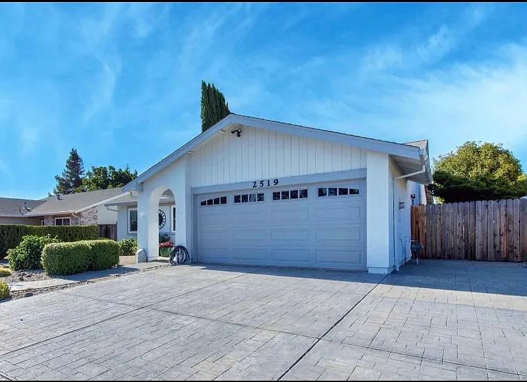 2519 Raleigh Ct — Photo 1