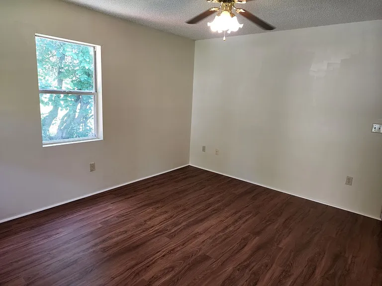 209 E Broad St — Photo 8