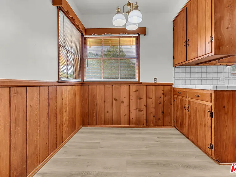 9322 Lasaine Ave — Photo 9
