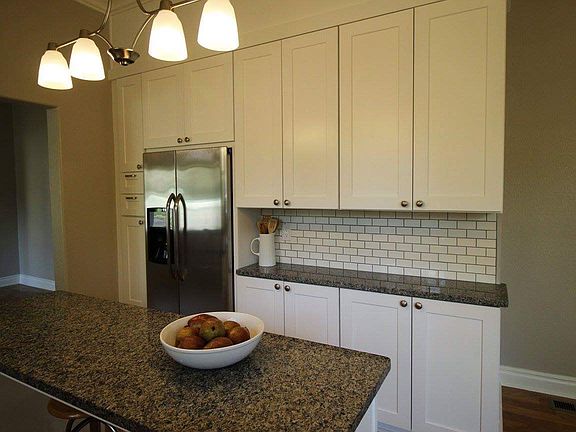 Island with available seatin