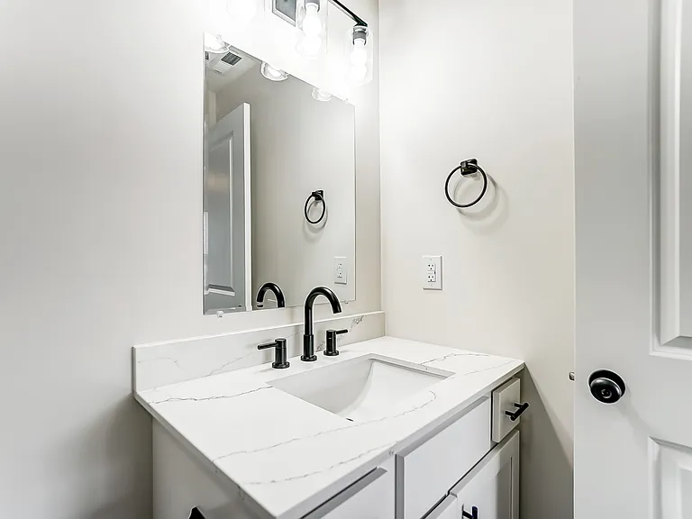 1432 W Elm St — Photo 11