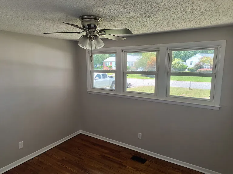 504 Clyde Dr — Photo 5