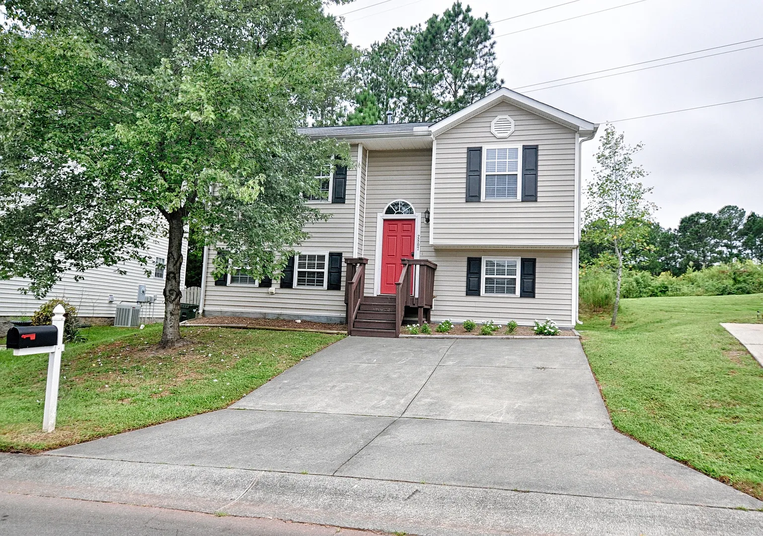 Amazing 4 bed/2 bath split level home conveniently located near RTP with fenced yard! — Photo 1