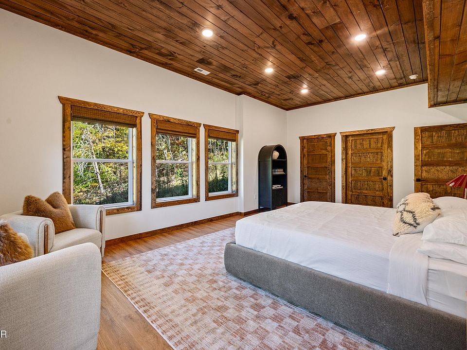 37th image of 3005 Nellie Dr