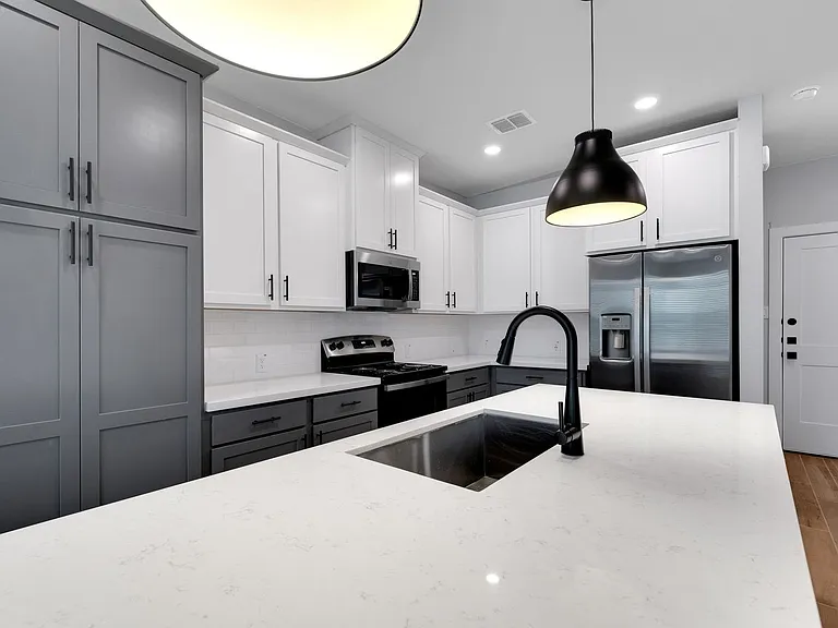 13709 Giovannis Gdn — Photo 7