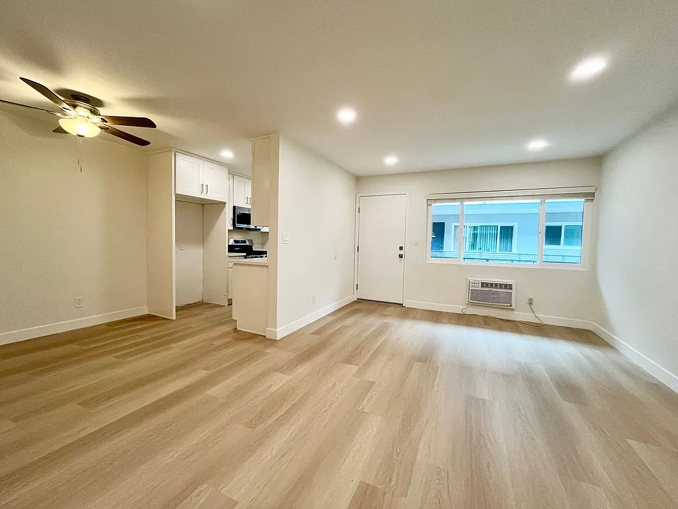 455 W Dryden St
