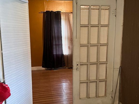 3rd image of 827 MCCAULEY BLVD