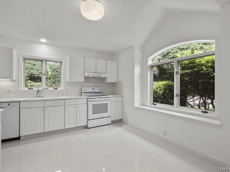 756 Heritage Hls #B — Photo 11