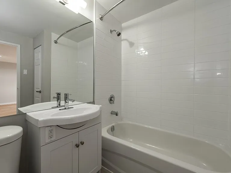 1161 Wellington St W — Photo 19