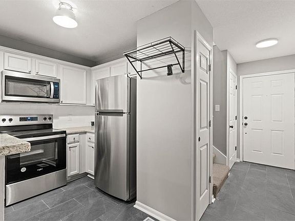 3rd image of 1232 SW Wysteria Dr