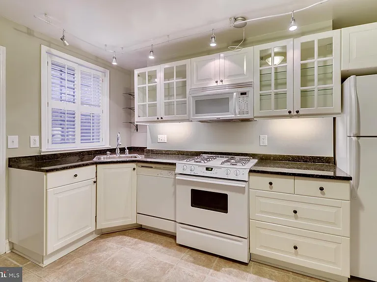 1020 W Lombard St — Photo 5