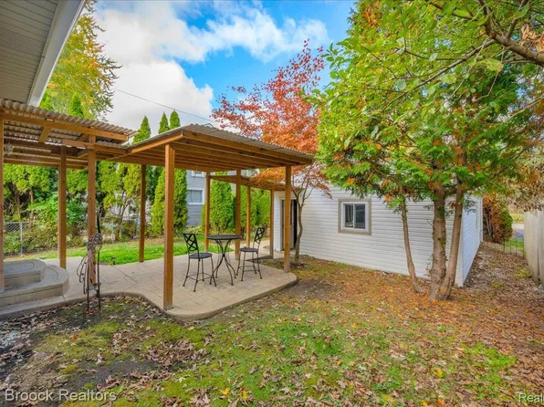 3087 Brock St, Keego Harbor, MI 48320