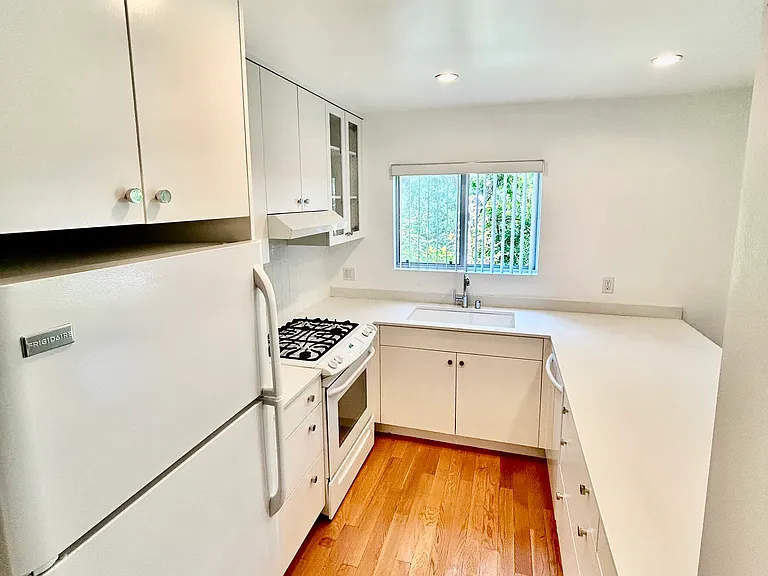 1346 N Laurel Ave #101 — Photo 5